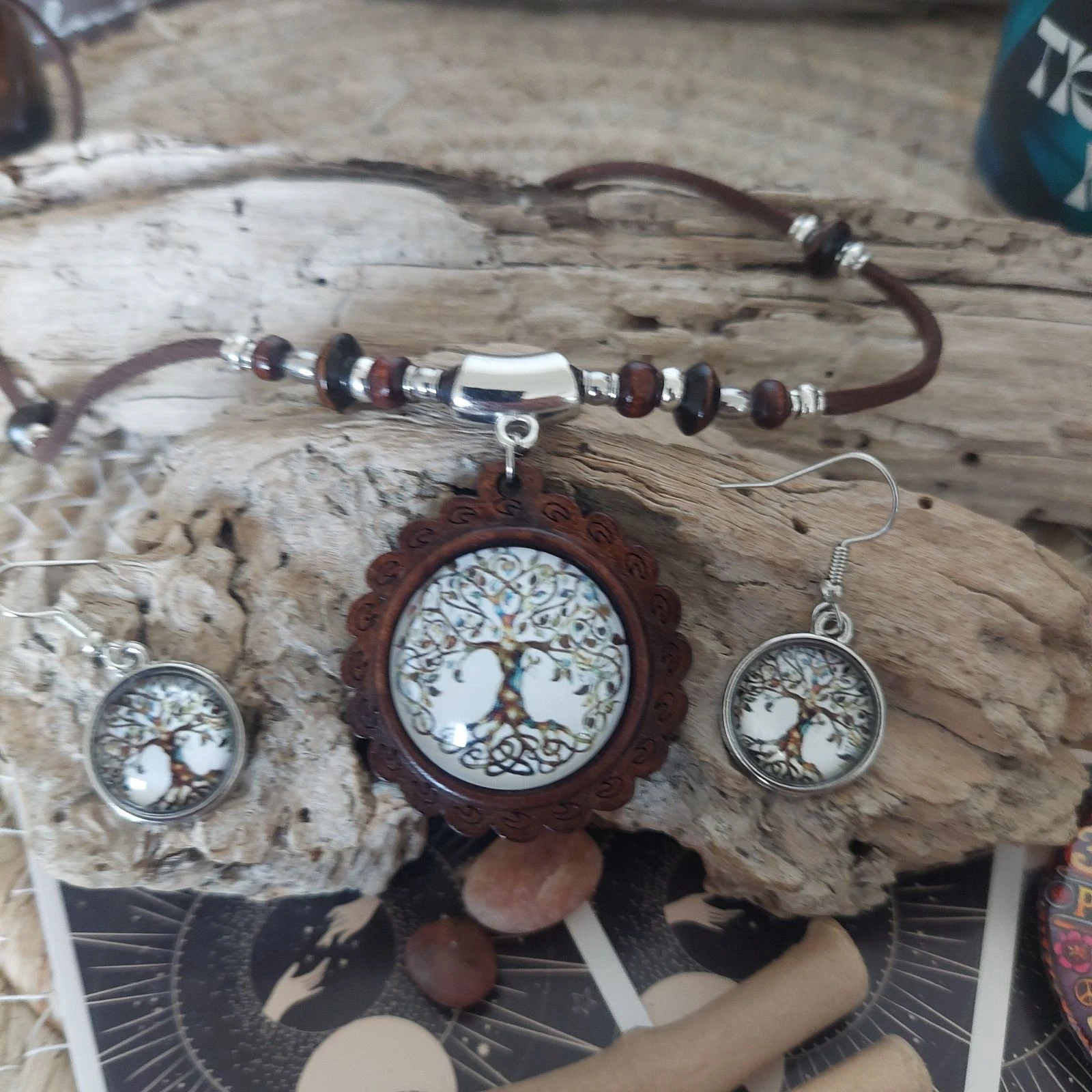 Parure boho mystique, cabochon bois arbre de vie, sautoir chocolat multiperles